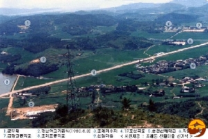 군부대, 강남여고기공식(1980.8.3), 조례저수지, 17호선국도, 순천선혜학교, 직업교육원, 금당고등학교, 조례초등학교, 신월마을 시설들이 위치해 있는 1980년 8월 3일 조례동의 모습 <사진제공 : 조혜동 신월마을 신기식>