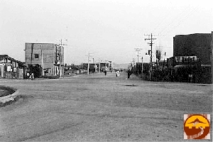 넓은 도로와 주변으로 낮은 건물들이 보이는 1960년대 남교오거리의 모습