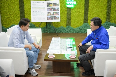 순천만국제습지센터 정원실에서 노관규 순천시장과 소병철 국회의원이 현안 논의를 위해 만났다.