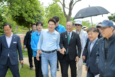 지난 5월 12일 순천을 방문한 신이치 이즈미시장과 함께 정원박람회장을 들러보며 청소년 문화교류 재개를 협의하였다.