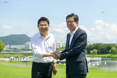 31일 순천만국제정원박람회를 방문한 박형준 부산시장과 노관규 순천시장 일행