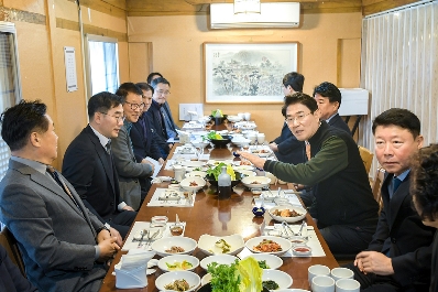 노관규 순천시장이 순천대 글로컬대학30 운영방향 논의를 위한 간담회를 가지고 있다