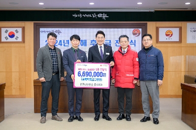 노관규 순천시장님과 순천시내버스 운수업체 관계자분들이 희망2024 나눔캠페인 성금 6,690,000원 피켓을 들고 있음