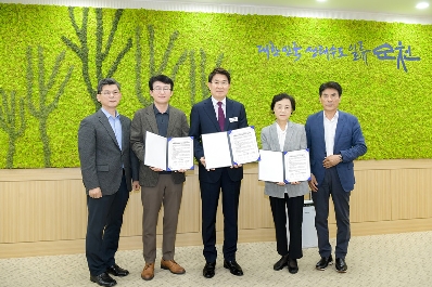 1.2일 순천시가 전남 최초 소아 야간진료 달빛어린이병원 운영 업무 협약을 맺었다(왼쪽두번째부터 신진옥 미즈여성아동병원대표와 노관규 순천시장, 운혜설 현대여성병원 대표)
1.2일 순천시가 전남 최초 소아 야간진료 달빛어린이병원 운영 업무 협약을 맺었다(왼쪽두번째부터 신진옥 미즈여성아동병원대표와 노관규 순천시장, 운혜설 현대여성병원 대표)

