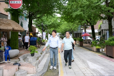 원도심 일대를 돌아보는 노관규 순천시장