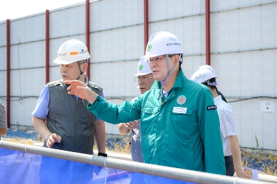 노관규 순천시장과 금호건설 현장소장이 신청사 건립 건축공사 현장을 둘러보고 있다