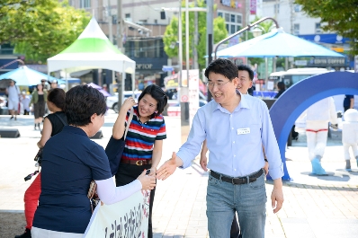 순천시, 추석명절 맞이 귀성객 환영행사 열어 노관규 순천시장이 귀성객을 맞아 인사하고 있다