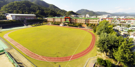 삼산중학교 전경을 보여주는 사진입니다.