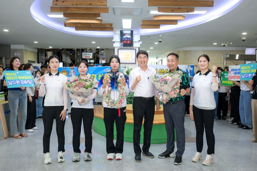                순천시, 올림픽 양궁 ‘황금막내’ 남수현 선수 격려   - 대한민국과 순천시민의 명예 드높인 남 선수 귀국 환영식 개최 -       순천시(시장 노관규)가 2024 파리올림픽 양궁의 황금빛 주역으로    떠오른 남수현 선수의 귀국을 환영했다.       6일 순천시청에서 열린 환영식에는 노관규 순천시장을 비롯해    남수현 양궁 국가대표, 남수현 선수 어머니, 순천시청양궁부 임동일    감독과 선수들이 함께했다.       남 선수는 “올림픽에 첫 출전하여 메달까지 따게 되어 기쁘다”며,   “함께 응원해 준 순천시와 시민들에게 감사드린다”고 전했다.       노 시장은 “남수현 선수가 시민들을 하나로 모아주는 구심점 역할을    해줘서 순천시가 하나로 모아지는 계기가 됐다”며    “요즘같이 어려운 시대에 시민들에게 희망을 줘서 고맙다”고 축하와    감사의 뜻을 전했다.       올해 처음으로 올림픽 무대에 오른 남수현 선수는 2024 파리올림픽    양궁여자 단체전에서 임시현, 전훈영 선수와 함께 금메달을 획득하면서    한국 여자양궁의 올림픽 단체전 10연패라는 역사를 썼다. 단체전    이후 개인전 결승에서는 은메달을 목에 걸며 금의환향했다.           한편 남수현 선수는 순천시 풍덕동 출신으로 순천    성남초·풍덕중·순천여고를졸업했다.    올해 순천시청 직장운동경기부에 입단해 파리올림픽 국가대표 선발전에서    우수한 성적을 거두며 올림픽 티켓을 따냈다.       순천시는 관련 규정에 따라 남수현 선수에게 포상금 3,000만원을 지급할예정이다.  