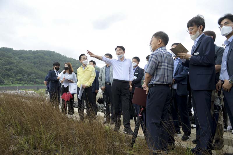 추가1-3 왕지동 생활폐기물 매립장 현장 간부회의3(현장둘러보기).JPG 이미지입니다.