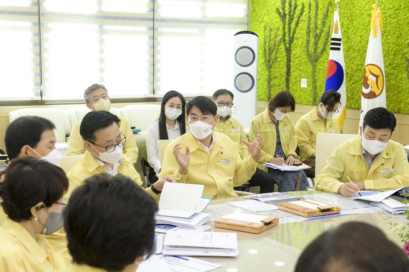 2일 간부회의에서 노관규 순천시장이 태풍 힌남노 대비 대처사항을 점검하고 있다..jpg 이미지입니다.