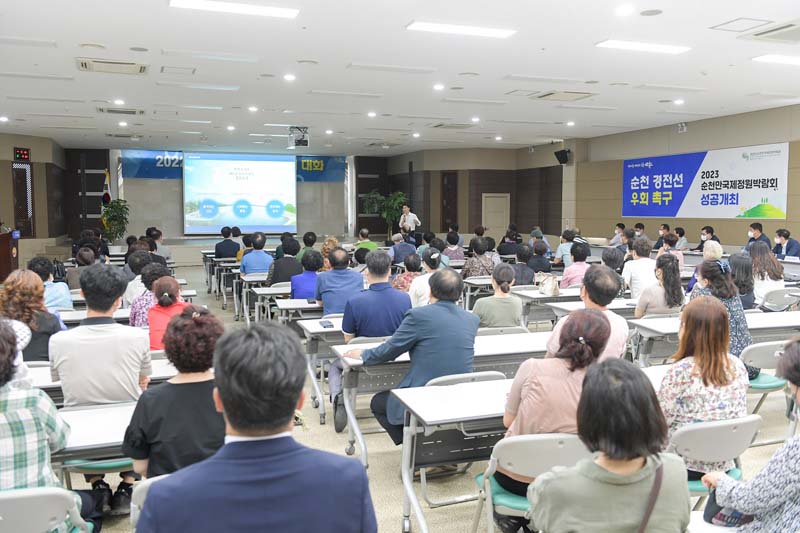 19일 왕조2동 시민과의대화에서 민선8기 시정 방향에 대해 설명하는 노관규 순천시장(장소 농협파머스마켓 회의실).JPG 이미지입니다.