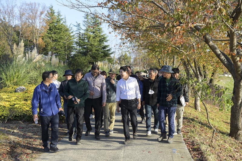 2-3 19일 2023정원박람회 조성지를 둘러보는 노관규 순천시장2