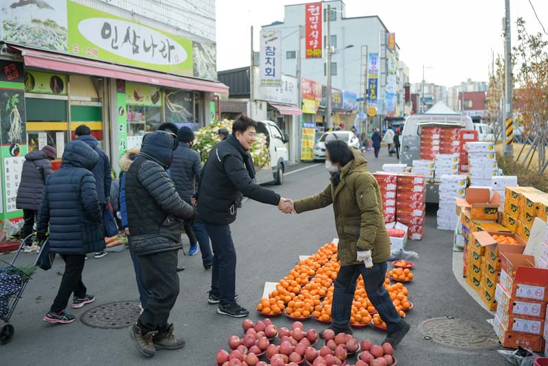 1-3 17일 순천 전통시장인 아랫장을 방문해 상인들을 격려하는 노관규 순천시장3