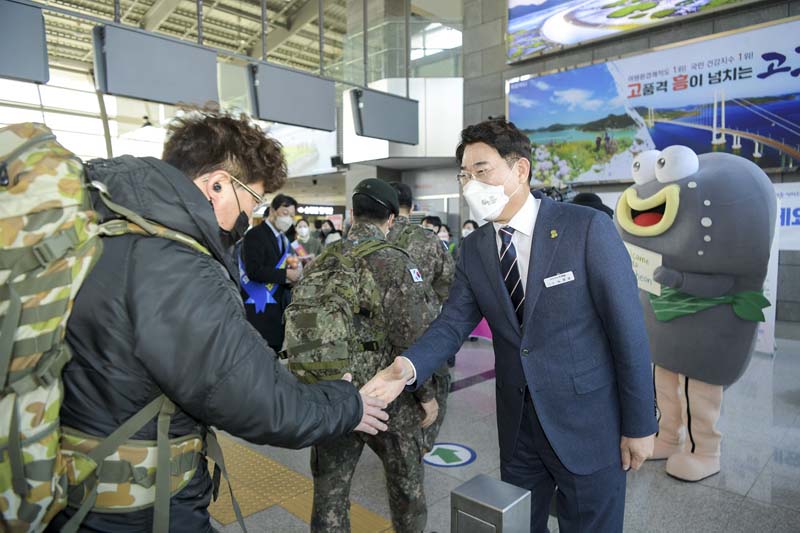 20일 순천역에서 설명절 귀성객을 반기고 있는 노관규 순천시장1