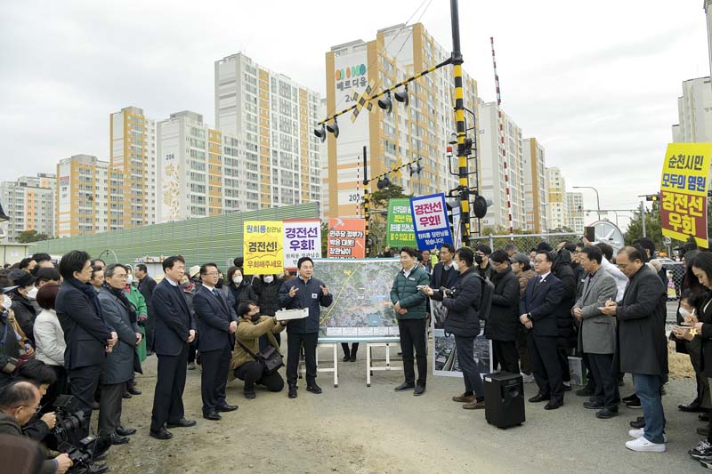 1-1 16일 경전선 순천 도심 통과 현장을 방문한 원희룡 장관이 순천시민 앞에서 도심 통과에 대해 입장을 말하고 있다1