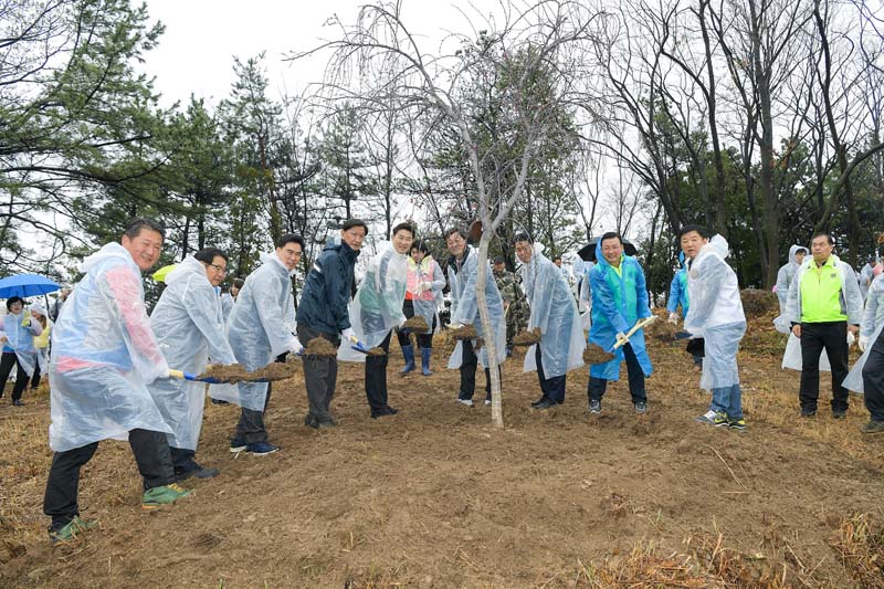 2-2 23일 열린 식목일행사에서 나무를 식재하고 있는 내빈들