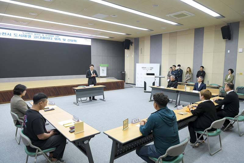 9-1 지난 16일 열린 도시재생 코디네이터 위촉식에서 인사말 하는 노관규 순천시장