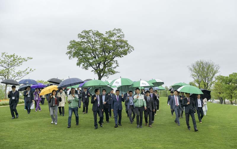 1-2 노관규 시장과 협의회공동회장단이 2023정원박람회장을 둘러보고 있다1