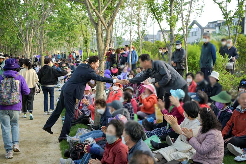 27일 열린 2023 영호남 상생협력 화합 대축전에서 시민들과 인사하는 노관규 순천시장