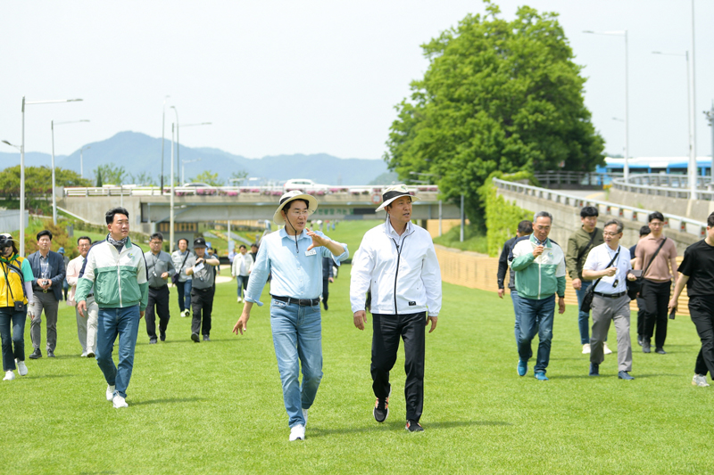 노관규 시장이 오세훈 시장과 그린아일랜드를 걸으며 정원박람회를 설명하고 있다