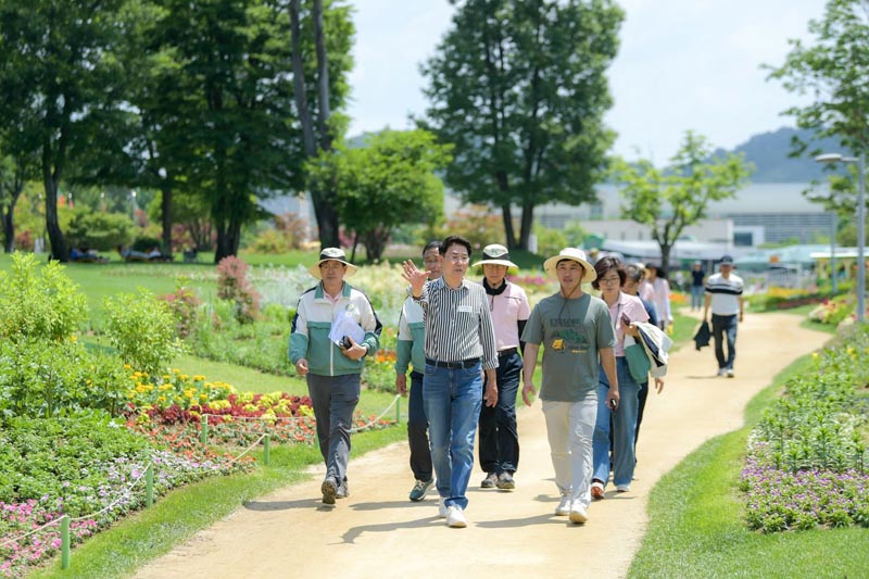 여름 화훼 연출 상황을 점검하는 노관규 시장