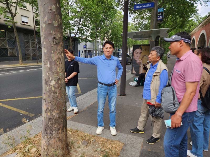 1.노관규 순천시장이 폐철도 부지를 활용해 공원으로 만든 프롬나드 플랑테를 방문했다3