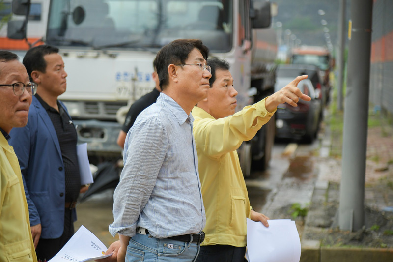 지난 12일 해룡산단 수해 복구 현장을 찾은 노관규 순천시장