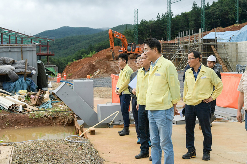 지난 16일 서면 대규모 개발현장을 찾아 점검하는 노관규 순천시장