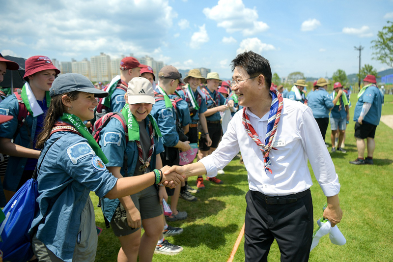 잼버리 독일대표단의 2023정원박람회 방문을 환영하며 악수를 나누는 노관규 순천시장