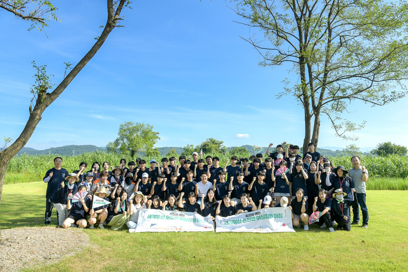 노관규 순천시장과 지역 청소년 70여 명이 세계유산축전의 포문을 여는 순천만 어싱길 행사를 진행했다.