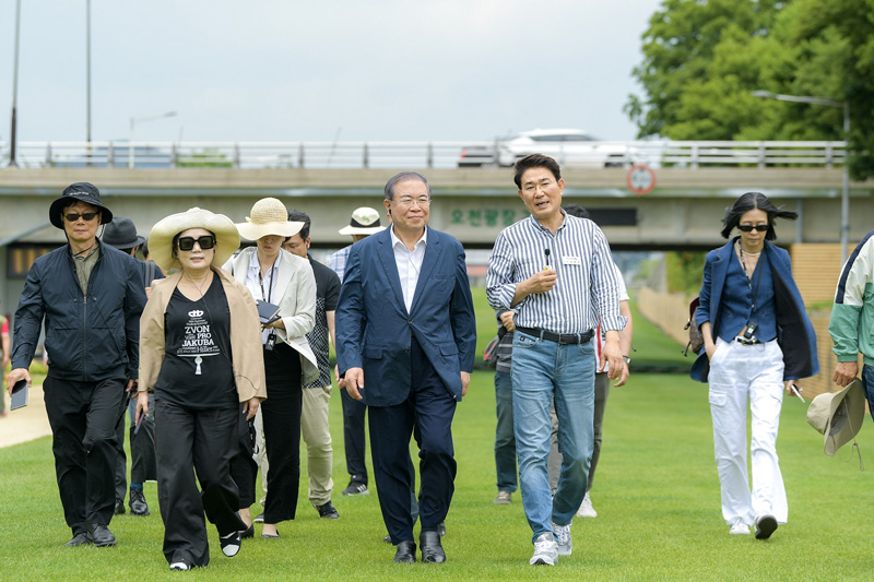 노관규 순천시장이 권영걸 국가건축위 위원장과 그린아일랜드를 걷고 있다.