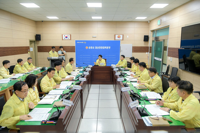 제6호 태풍 카눈이 한반도를 관통할 것으로 예상되는 가운데 8일 노관규 순천시장이 재난안전대책본부 상황판단회의를 지휘하고 있다.