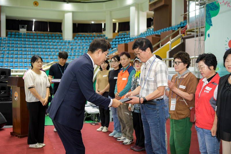 11일 열린 제14회 이통장 어울림 한마당행사에서 노관규 순천시장이 우수 이통장에게 표창장을 수여하고 있다.