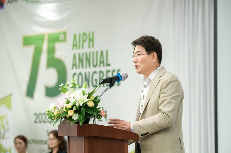 17일 AIPH 환영 만찬행사에 참석한 노관규 이사장(순천시장)이 환영사를 하고 있다