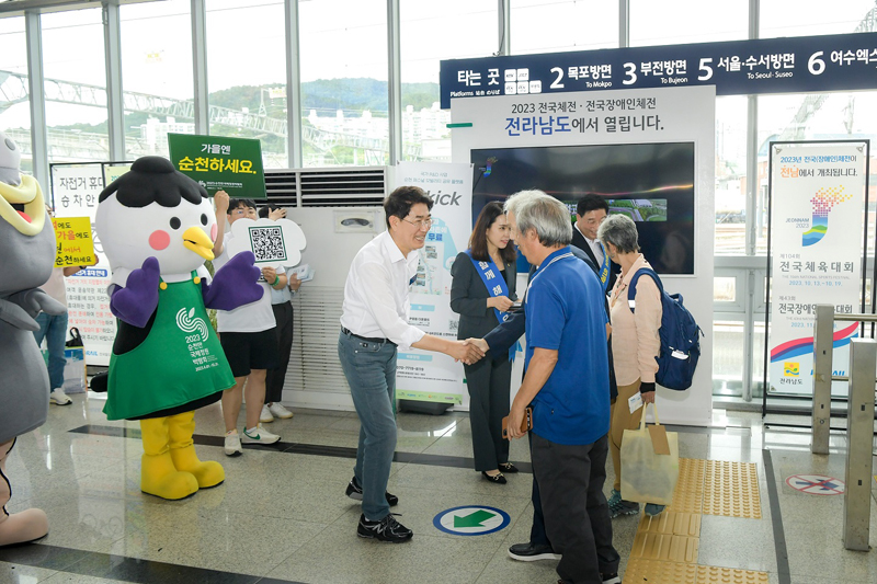 27일 순천역에서 노관규 순천시장이 귀성객을 환영하고 있다.