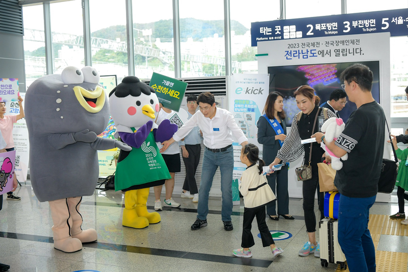 27일 순천역에서 노관규 순천시장이 귀성객을 환영하고 있다.