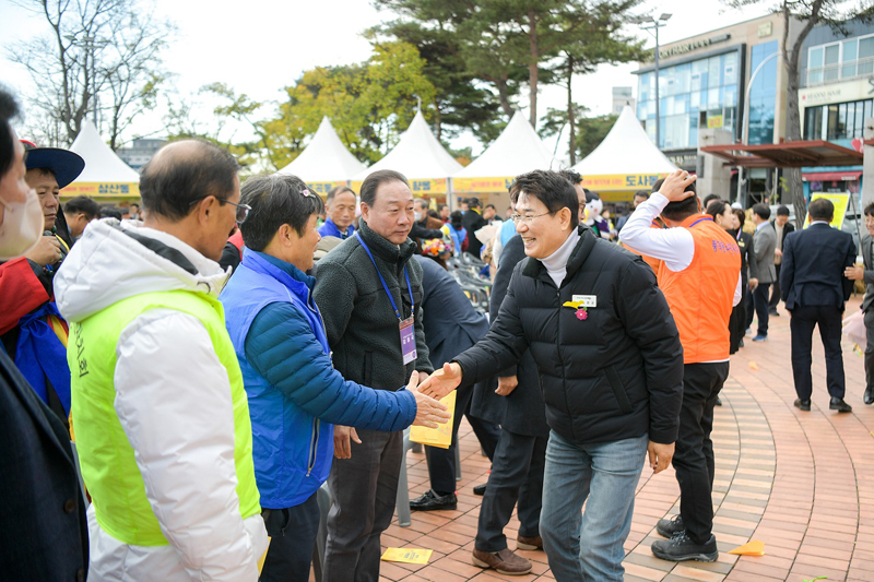 노관규 순천시장이 주민자치위원과 악수를 나누고 있다