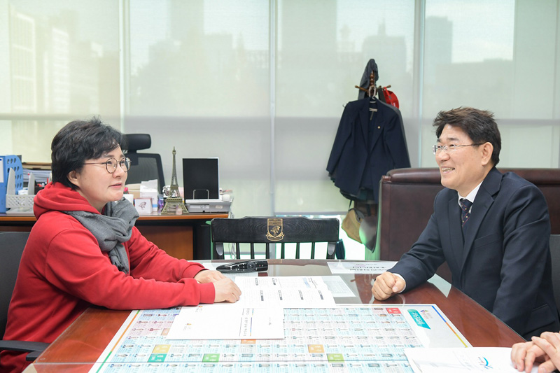 노관규 순천시장이 조수진 국회의원과 면담하고 있다