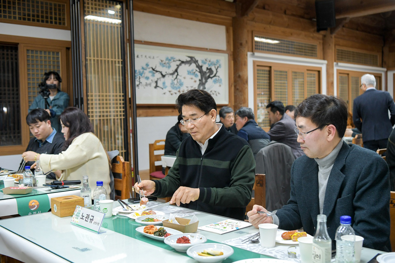 노관규 순천시장이 순천시 특화음식 시식회에 참여했다.