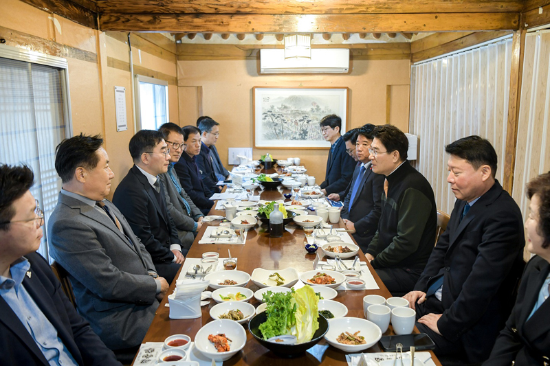 노관규 순천시장이 순천대 글로컬대학30 운영방향 논의를 위한 간담회를 가지고 있다