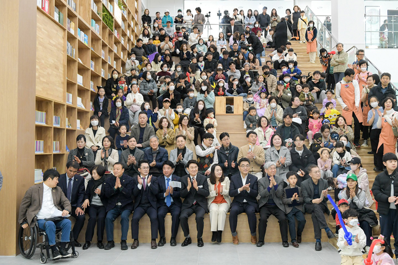 노관규 순천시장이 순천시립신대도서관 개관식에 참여하고 있다.