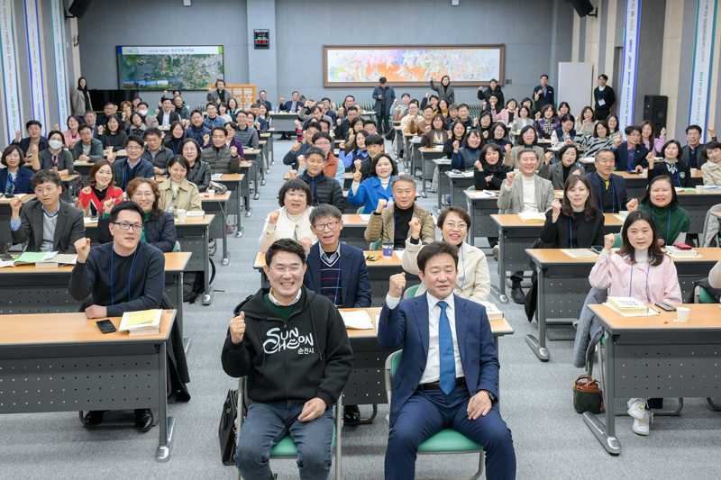 향부숙 교육생 입숙식(좌 노관규 순천시장, 우 강형기 향부숙 숙장)