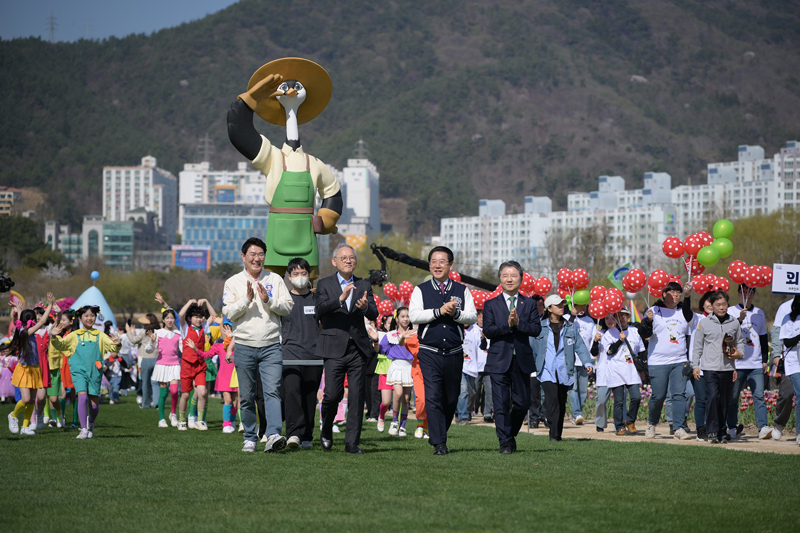 순천시민 2,000여명과 노관규 순천시장, 김영록 전라남도지사, 유인촌 문체부장관이 참여한 초대형 애니벤저스 퍼레이드