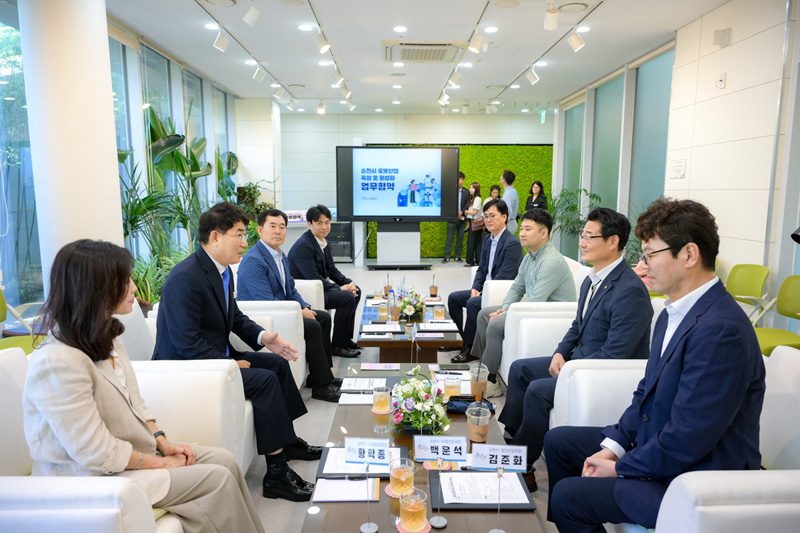 미래융합교육 오춘택 대표, 와이닷츠 윤영섭 대표, 뉴로메카 박종훈 대표, 노관규 순천시장, 한국로봇산업진흥원 손웅희 원장, 로보케어 문전일 대표, 마인드로 신현미 대표