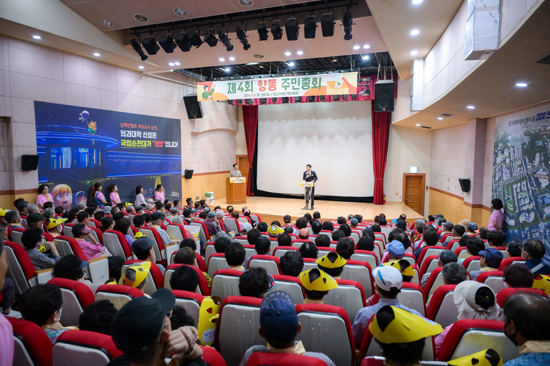 순천시 향동 주민총회에서 노관규 순천시장이 인사말씀을 하고 있음