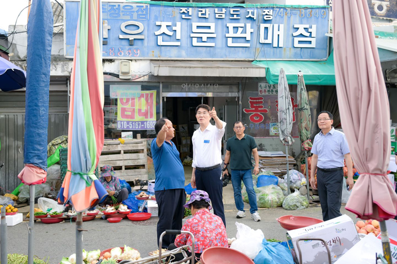 노관규 순천시장이 역전시장 번영회장으로부터 건의사항을 경청하고 있다