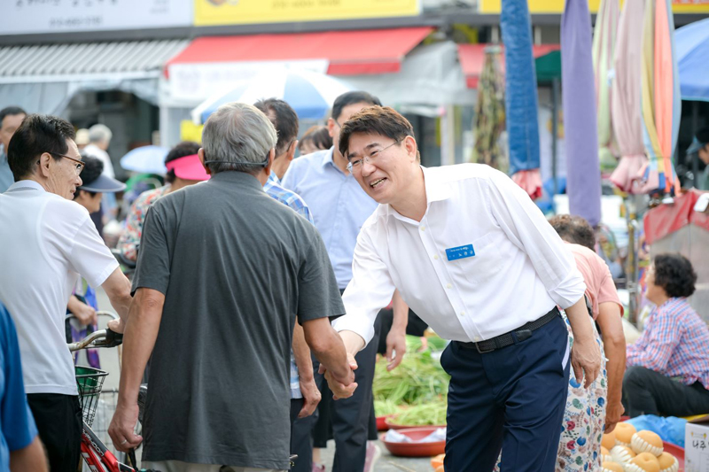 노관규 순천시장이 역전시장을 찾은 시민들과 명절 인사를 나누고 있다