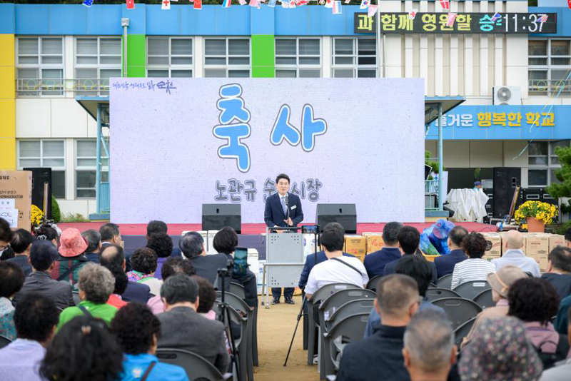 제25회 승주읍민의 날 및 제28회 노인의 날을 맞아 노관규 순천시장이 축사를 하고 있다