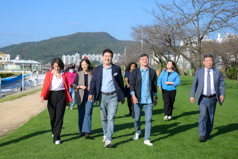 3일 노관규 순천시장이 순천으로 본사를 이전하는 글로벌 웹툰기업 케나즈 오노코리아 두 대표와 함께 그린아일랜드를 걷고 있다